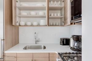 Blueground Midtown East fitness center nr UN NYC-1999