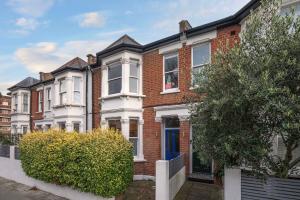 Charming 3-Bedroom Flat in Prime Location