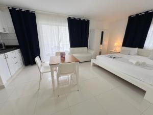TROPICAL OASIS - studios with good location - PLAYA LOS CORALES