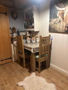 Four seasons with hot tub Country retreat