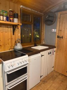 Four seasons with hot tub Country retreat