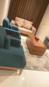 شقق نصف القمر للشقق المخدومة