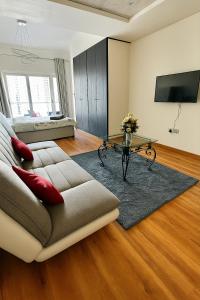 Modern Studio with Balcony - Close to Metro & Marina