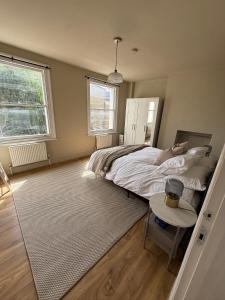 Stokey Skyline Retreat With Balcony