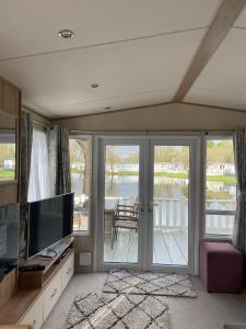 Lake Front 3 Bed Caravan in South Cerney