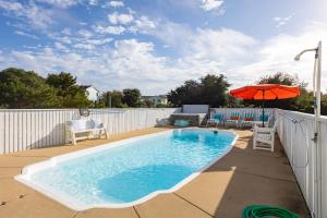 Walk to Duck Soundfront w Pool Firepit Cornhole