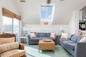 Walk to Duck Soundfront w Pool Firepit Cornhole