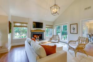 Charming Lakefront Retreat in Palmetto Dunes!