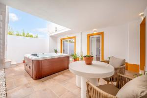 Vila Amorim - Stylish 4BR Home with Jacuzzi