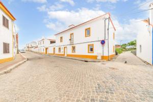 Vila Amorim - Stylish 4BR Home with Jacuzzi