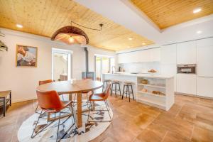 Vila Amorim - Stylish 4BR Home with Jacuzzi