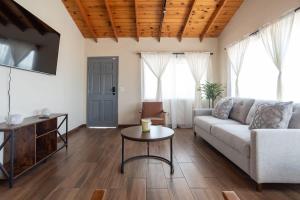 NEW Casa Marea Beach Front House DT 2BR WiFi & AC