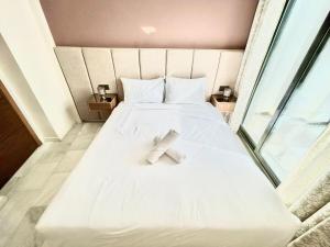 Urban Escape and Modern Comfort at Corniche