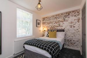 Spacious 5 Bedroom 5 Bathroom House - Central Location - Free Parking, Garden, Fast Wifi and Smarty TV by Yoko Property