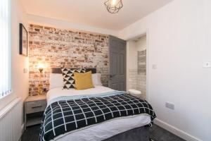 Spacious 5 Bedroom 5 Bathroom House - Central Location - Free Parking, Garden, Fast Wifi and Smarty TV by Yoko Property