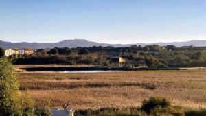 Soleado apartamento con vistas al mar y piscina