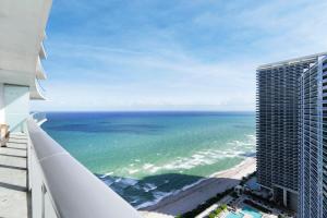 Luxury Oceanview Condo at Lyfe Resort - STEPS TO THE OCEAN, HOT TUB AND ROOFTOP POOL