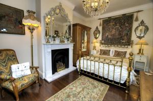 Beautiful period cottage, exceptional riverside location in the heart of Chester