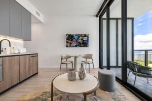 Resort & Beach - The Ideal Condo at 72 Park