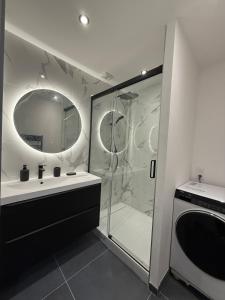 T2 neuf marbre et or - écran géant - Netflix