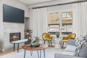 3BR with Stunning Views Self Check-In and Free Parking