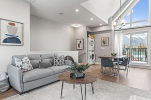 3BR with Stunning Views Self Check-In and Free Parking