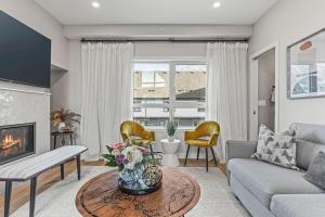 3BR with Stunning Views Self Check-In and Free Parking