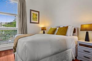 Gorgeous New York-Style Loft with Deck and Air-con