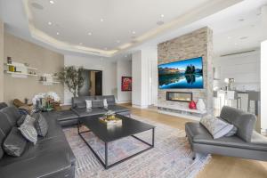 Prestigious Hillside Villa W. Pool, Theater, Views