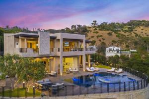Prestigious Hillside Villa W. Pool, Theater, Views