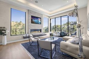 Prestigious Hillside Villa W. Pool, Theater, Views