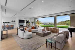 Prestigious 6BR BH Mansion W. Pool, Theatre, Views