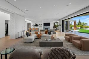 Prestigious 6BR BH Mansion W. Pool, Theatre, Views