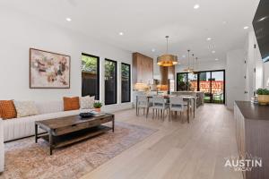 East ATX 4BR 3.5BA Getaway Near Lady Bird and Chavez Cocktails by Austin Vacay