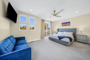 Modern 4-Story 3-BR Townhome with Rooftop Lounge