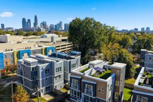Modern 4-Story 3-BR Townhome with Rooftop Lounge