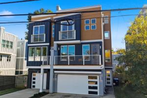 Modern 4-Story 3-BR Townhome with Rooftop Lounge