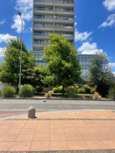 Luminoso y amplio depto cerca Av Alemania