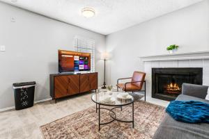 Upscale 1BR with Pool, Gym, and Modern Touches