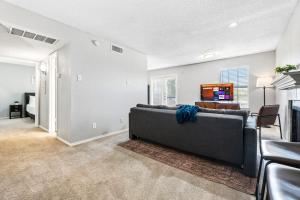 Upscale 1BR with Pool, Gym, and Modern Touches