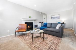 Upscale 1BR with Pool, Gym, and Modern Touches