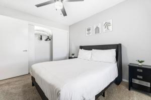 Upscale 1BR with Pool, Gym, and Modern Touches