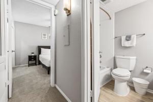 Upscale 1BR with Pool, Gym, and Modern Touches