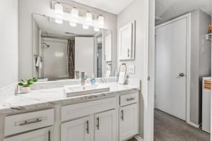 Upscale 1BR with Pool, Gym, and Modern Touches