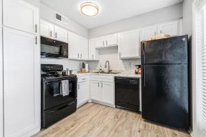 Upscale 1BR with Pool, Gym, and Modern Touches