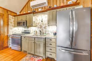 2 Mi to Village of Ruidoso! Little Pine Cottage