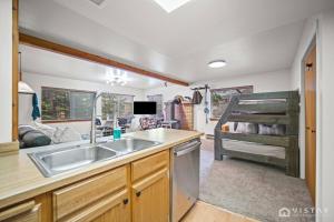 Ski Hill Views and Cozy Fireplace in Brianhead