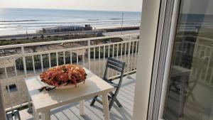 Les flots bleus face à la mer