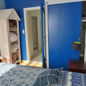 Les flots bleus face à la mer