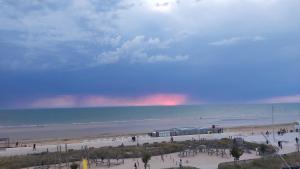 Les flots bleus face à la mer